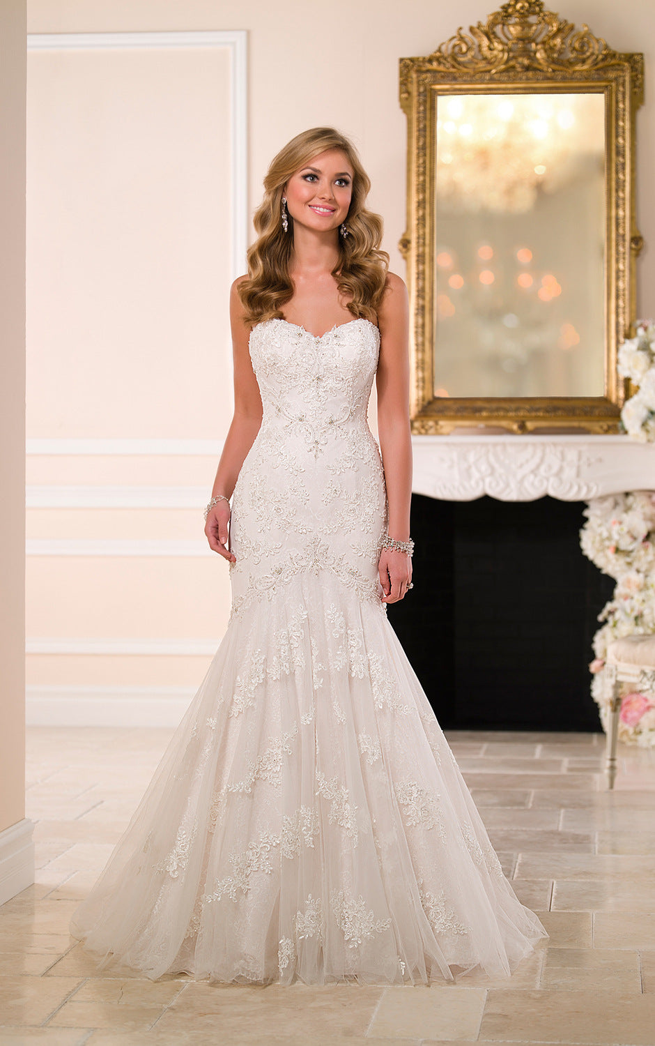 Alternate view: Women's lace wedding dress