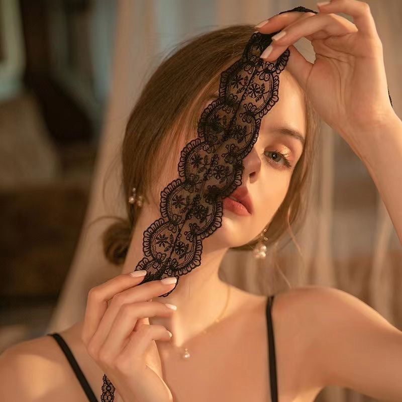 Women's black lace eye mask with veil