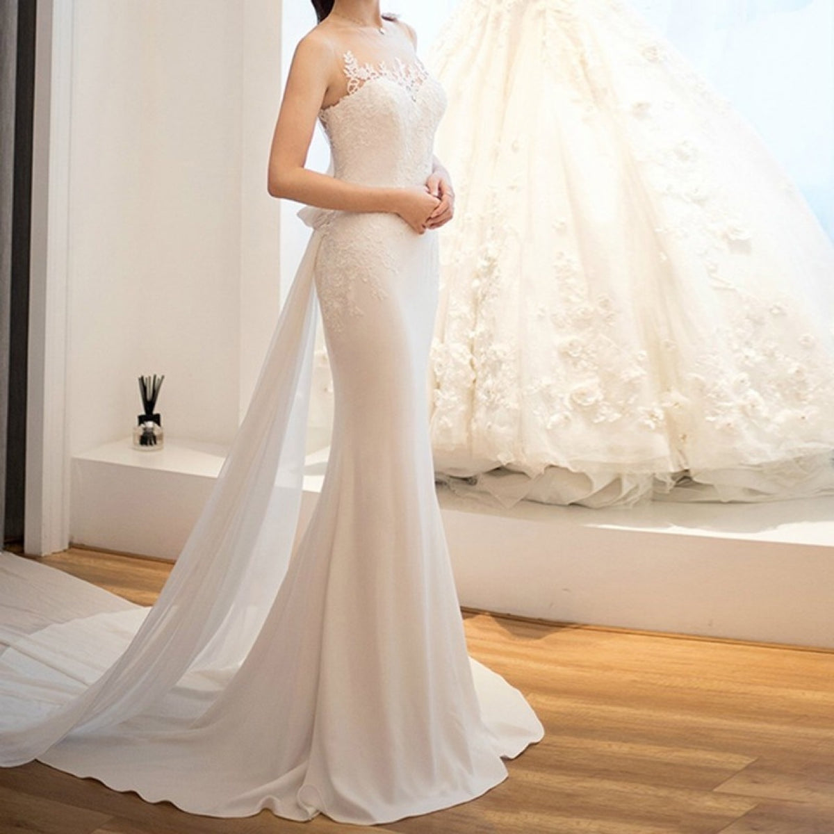 Women's lace wedding dress