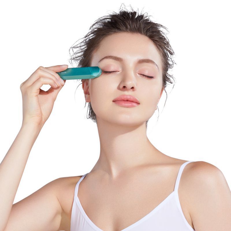 Eye bag remover device