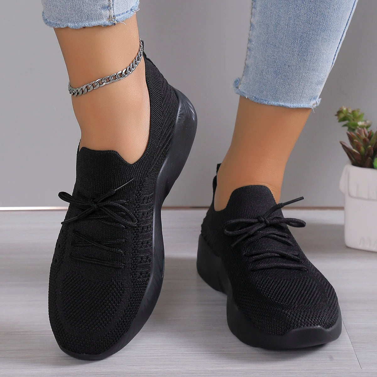 Women's black breathable sneakers